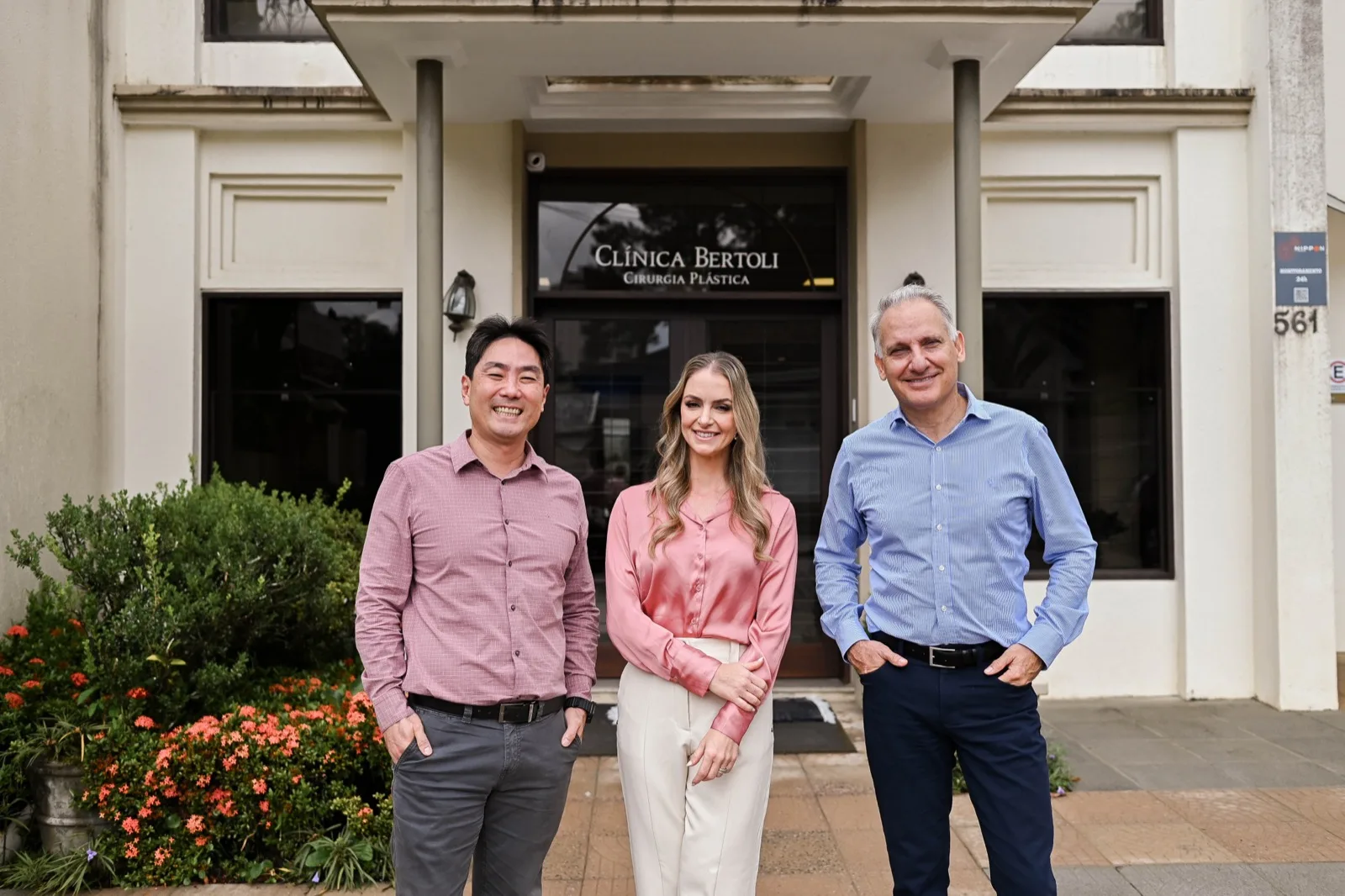Dr. Fabiano, Dra. Tatiana e Dr. Marcelo Bertoli na fachada da clínica